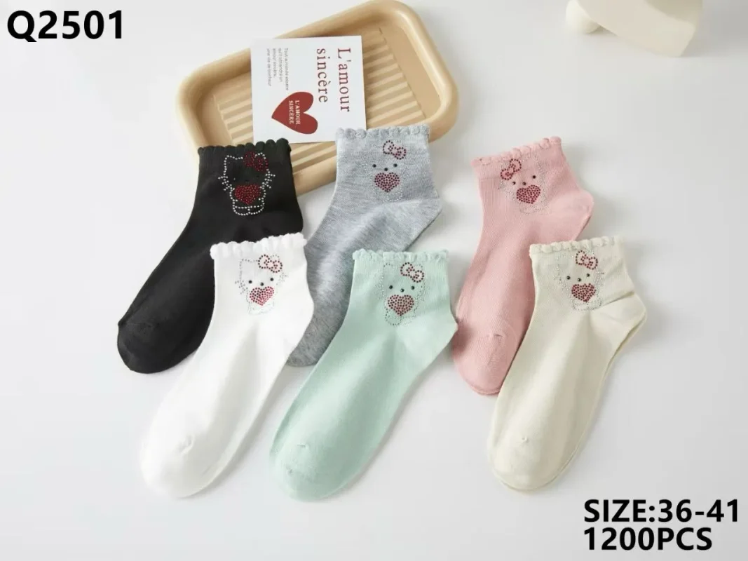 Calcetines altos con diseño de Hello Kitty y corazones-Q2501