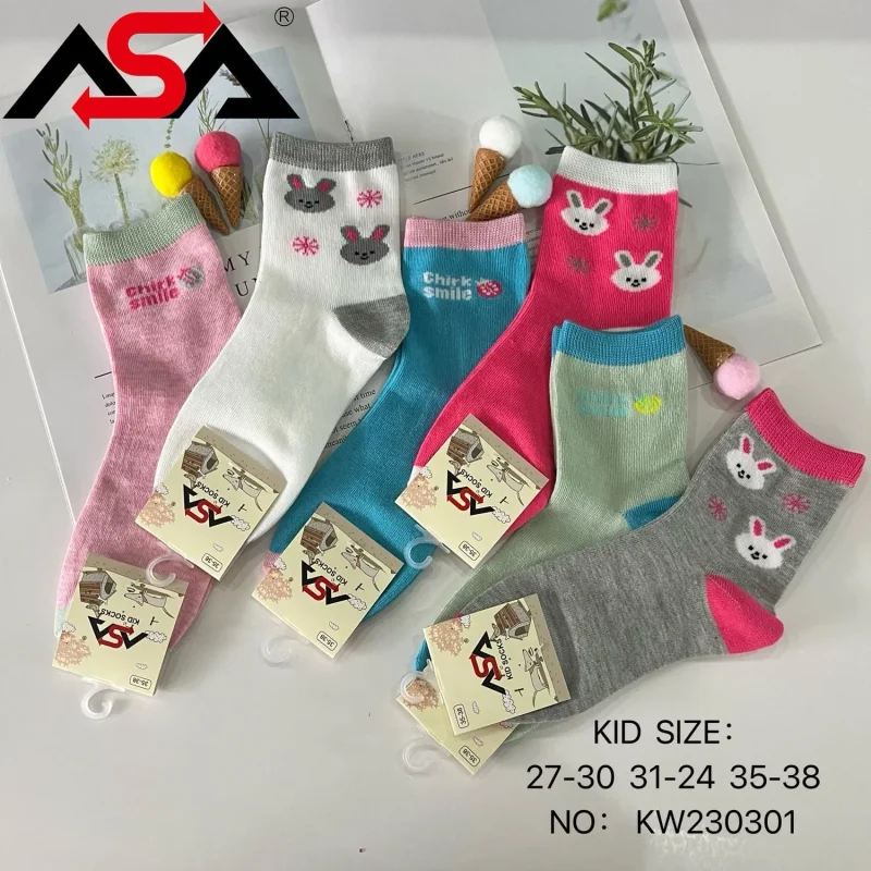 Calcetines con diseño de conejos-KW230301