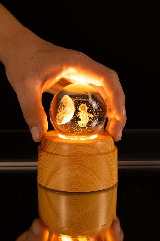 Esfera de cristal con base de madera-L037