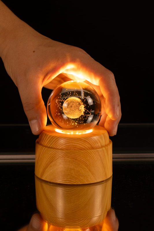 Esfera decorativa con base de madera-L013